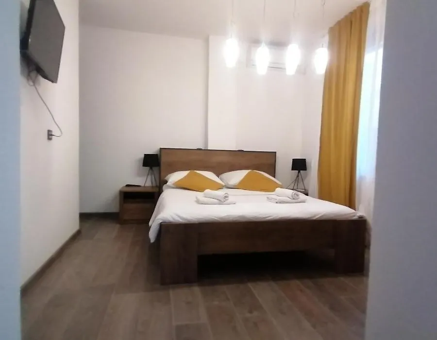 Elin'S Rooms In Center-1