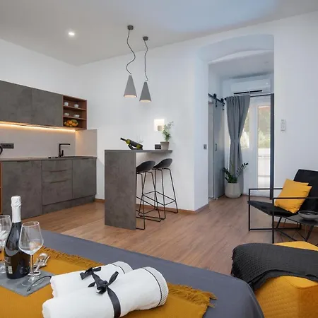 Deluxe Rooms And Apartments Korzo-2
