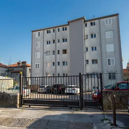 Apartman Izis Centar Pule-2