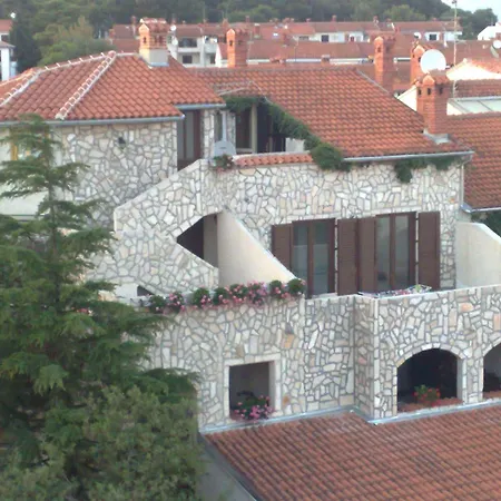Collins Apartments With Free Public Parking-2