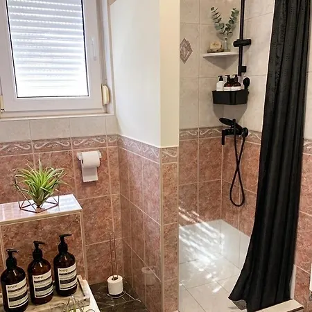 Studio DAMA blizina amfiteatra i bus kolodvora ,besplatan privatni parking,Self-Check- In-3