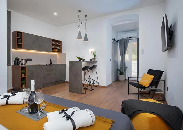 Deluxe Rooms And Apartments Korzo Pula